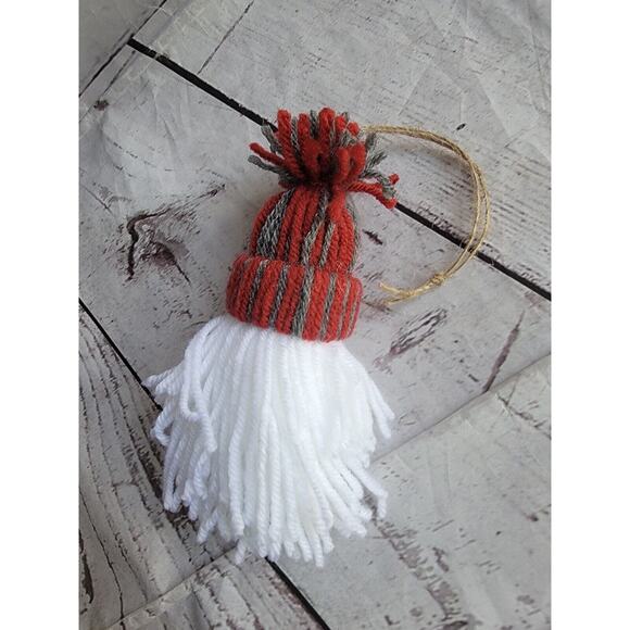 Handmade Hanging Yarn Pom Pom Christmas Gnomes Ornament Red And Gray New - Picture 4 of 4